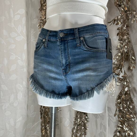 Mossimo Women’s High Rise Crochet Hem Denim Shorts Size 6 NWT Blue - Picture 1 of 13